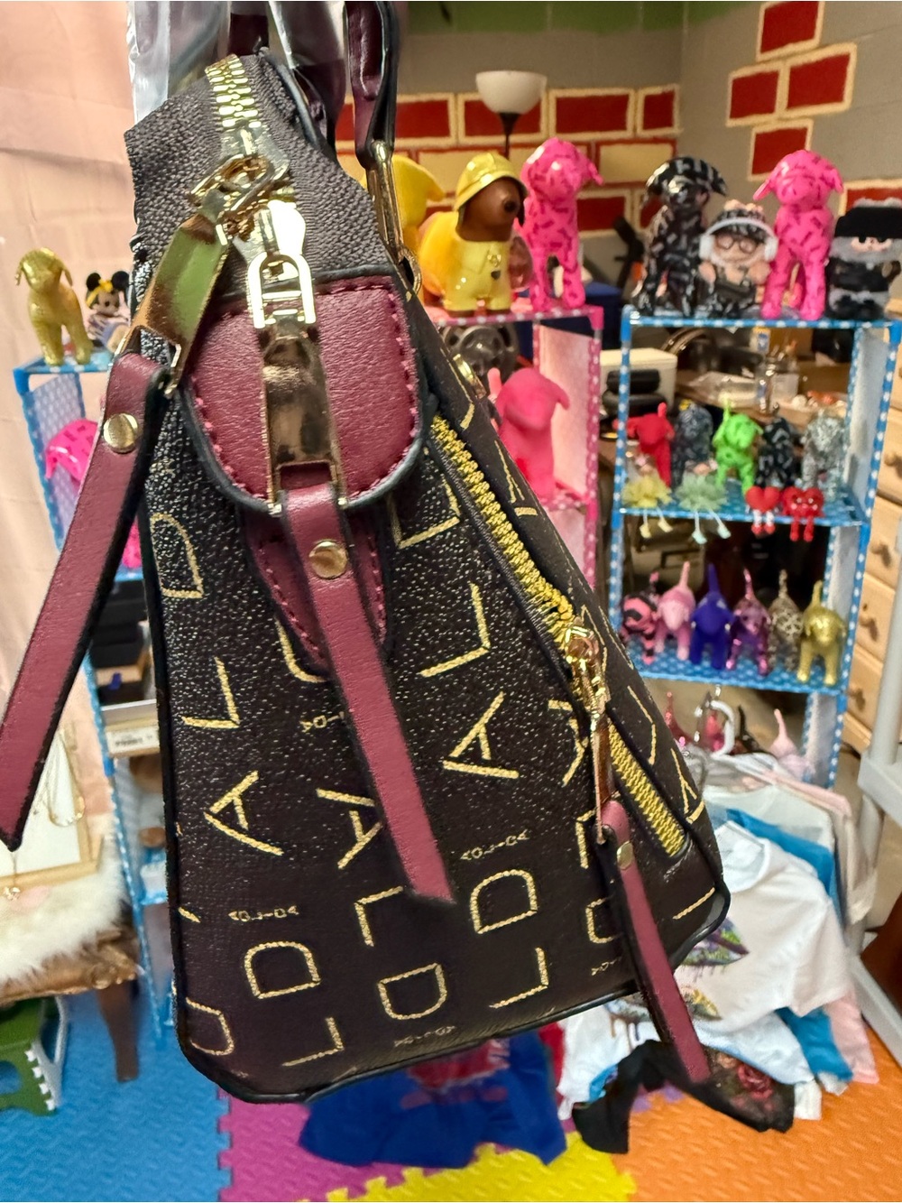 GIVEAWAY UNBRANDED SMALL HAND BAG - Picture 3 of 3